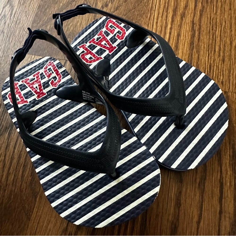 Gap navy blue striped flip flops, size 5T/6T